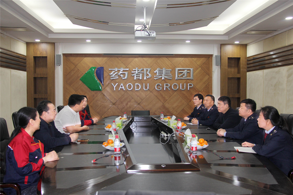 安国市税务局吴会军副局长一行来我公司宣贯“减税降费促发展”，并送来贴心慰问品